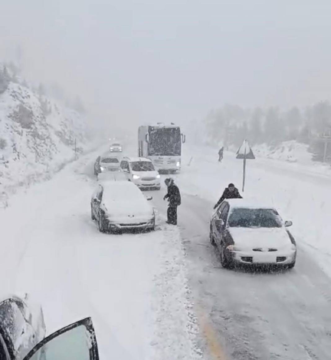Alacabel'de bahar yerini kara bıraktı: Sürücüler hazırlıksız yakalandı 4